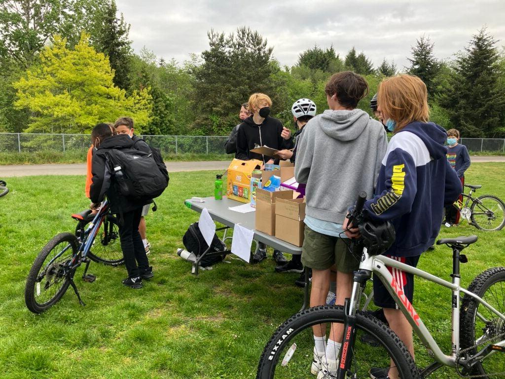 中学 students at 探路者 K-8 in 西西雅图 organized a campaign for Bike to 学校 Day in May.